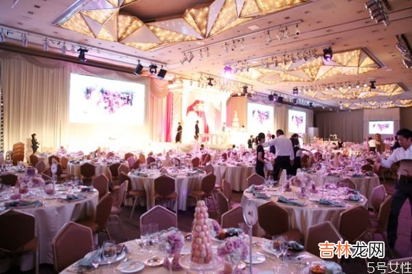 异地恋结婚先在男方办酒席还是先在女方办酒席