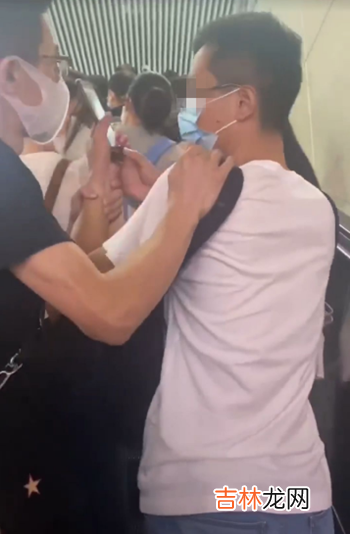 男子地铁偷拍被抓