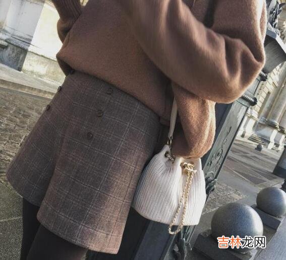 毛呢短裤怎么搭配上衣好看?