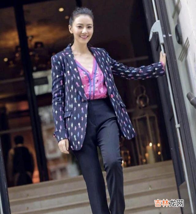 休闲小西装女搭配图片
