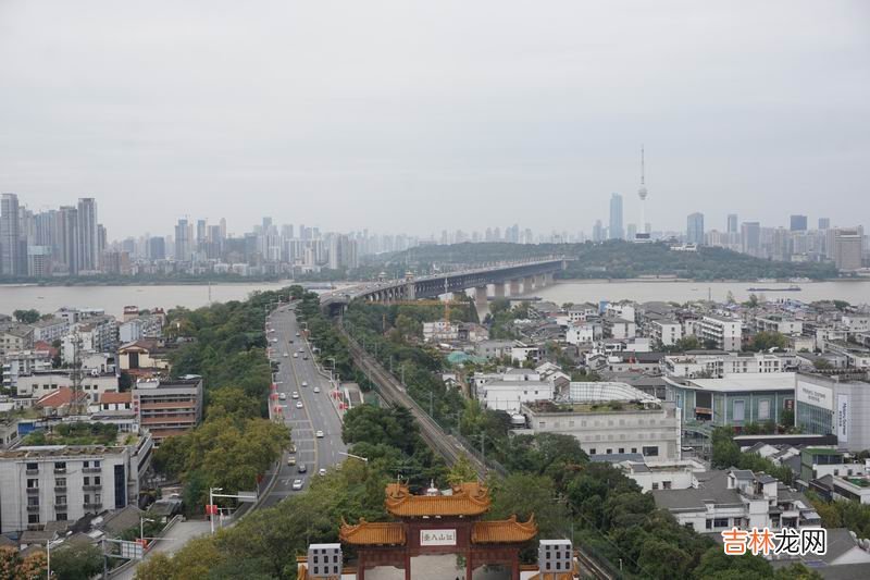 黄鹤楼什么时候开始建成的 黄鹤楼上面的牌子写的是什么