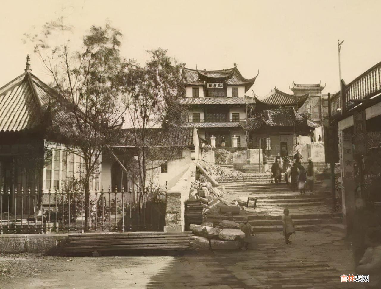 黄鹤楼什么时候开始建成的 黄鹤楼上面的牌子写的是什么