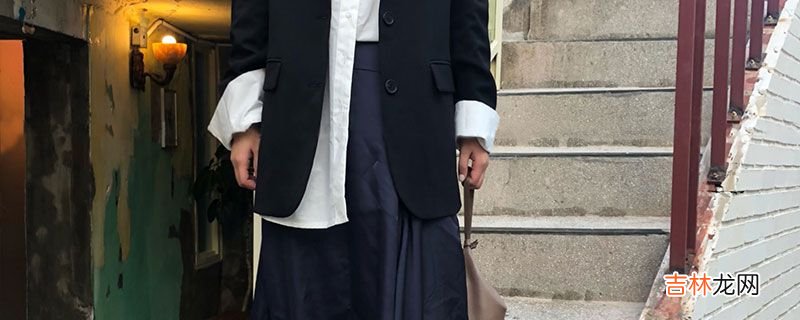 蓝色搭配什么颜色的衣服好看