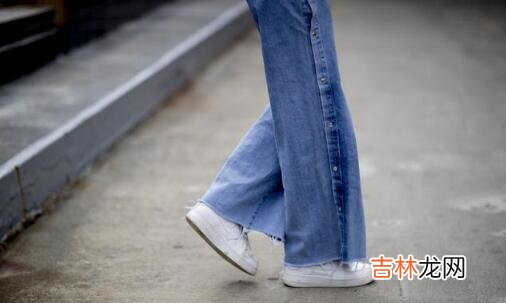 直筒牛仔裤搭配什么上衣和鞋子？