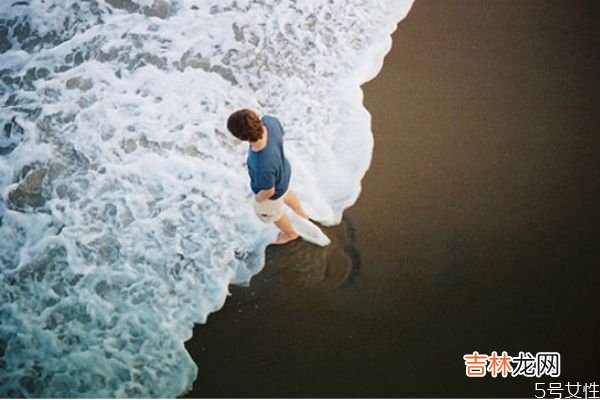 夫妻之间要不要查看对方手机 夫妻间该不该互看手机