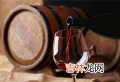 倒红酒时怎么正确拿酒瓶-喝红酒时如何倒酒才正确？