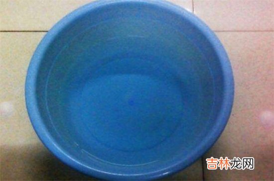 开空调放一盆水危害