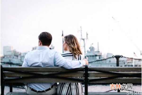 夫妻分房睡伤害的是谁 长期分房睡的夫妻关系