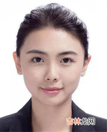 拍身份证照片要求要带什么东西吗 拍身份证照片要求什么底色