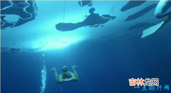 人类水下憋气世界纪录 丹麦呼吸学大师水下憋气长达22分22秒