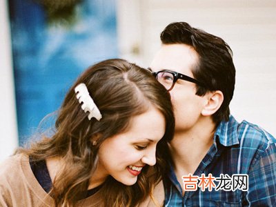 天蝎男主动抱你吻你