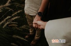 水瓶男爱你的7个阶段