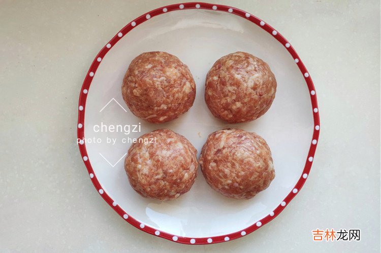 四喜丸子和红烧狮子头的做法 怎样蒸四喜丸子的家常做法