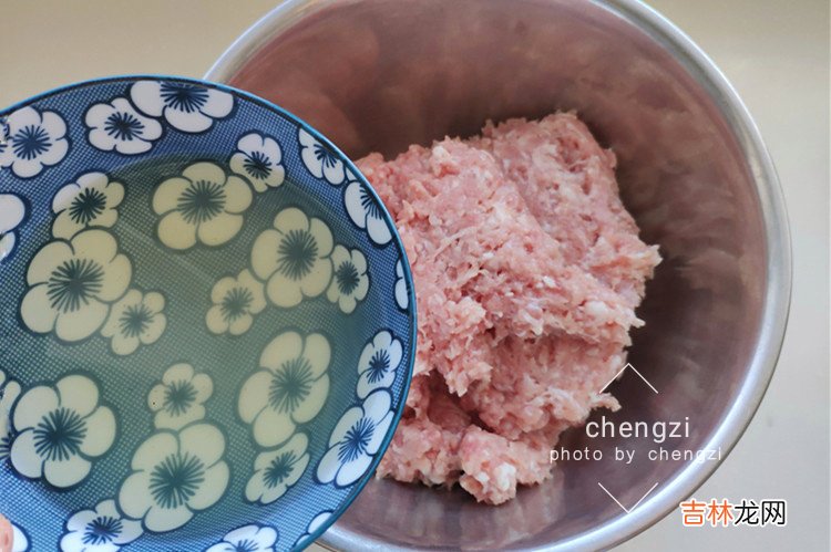 四喜丸子和红烧狮子头的做法 怎样蒸四喜丸子的家常做法