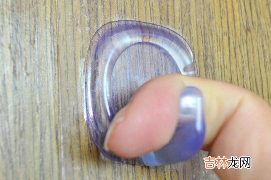 墙上挂钩怎么取下来