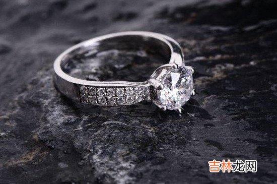 男生食指戴戒指什么意思