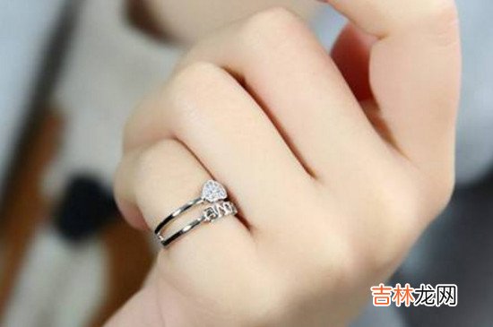 小拇指戴戒指什么意思