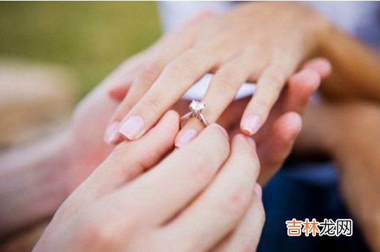 小拇指戴戒指什么意思