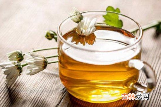 菊花茶为什么泡了会变成绿色的