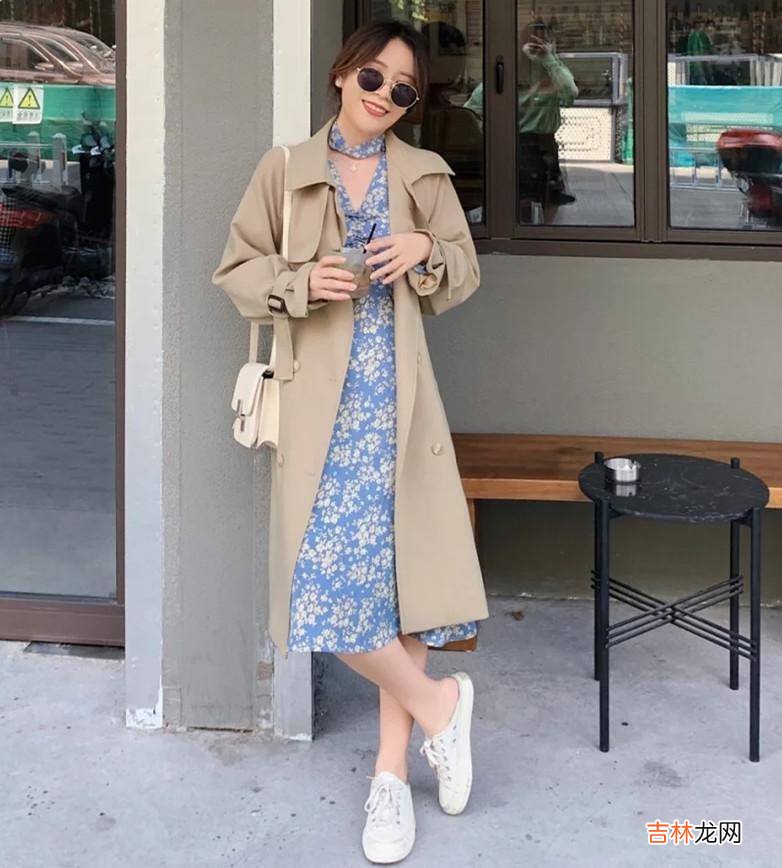 为什么今年穿风衣,女人宁愿配连衣裙也不配裤子?重点是省心好看