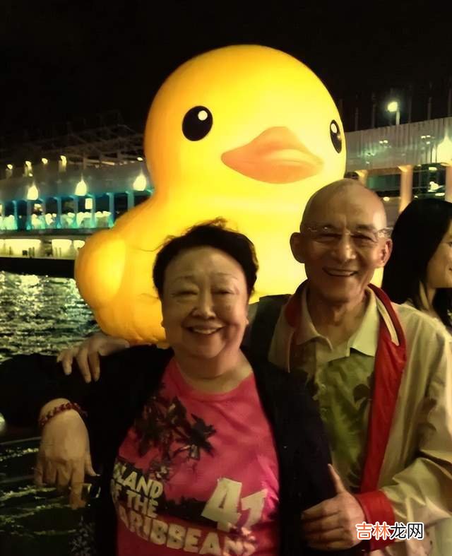 济公爷爷游本昌与家人庆90岁生日！夫妻甜蜜同框，曾为其散尽家财