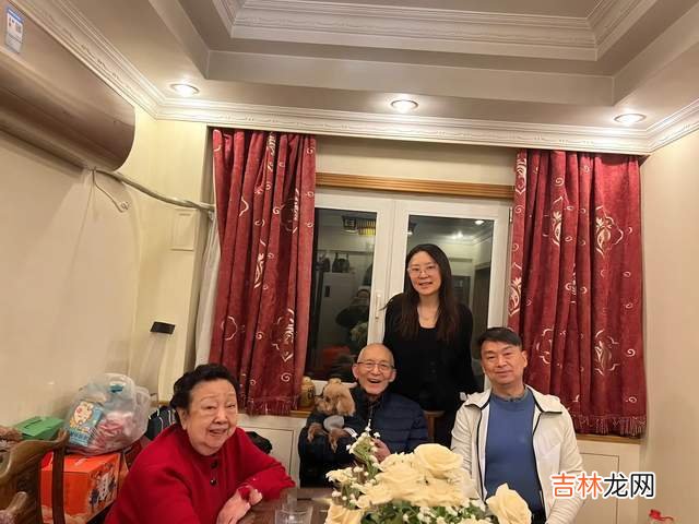 济公爷爷游本昌与家人庆90岁生日！夫妻甜蜜同框，曾为其散尽家财