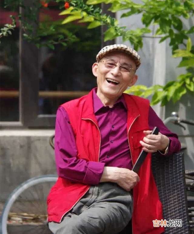 济公爷爷游本昌与家人庆90岁生日！夫妻甜蜜同框，曾为其散尽家财