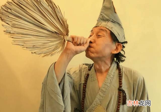 济公爷爷游本昌与家人庆90岁生日！夫妻甜蜜同框，曾为其散尽家财