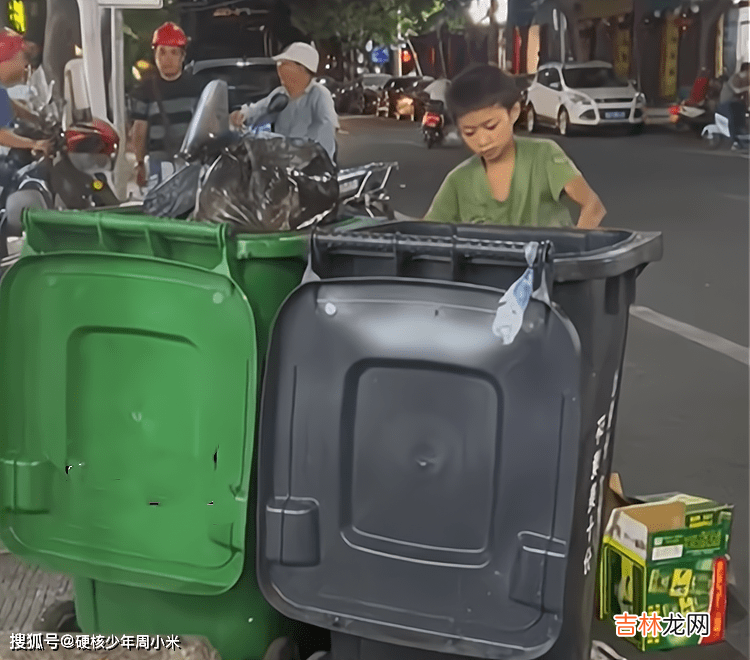 心酸！老人夜晚带孙女捡废品，小女孩哭闹不止，旁边欢乐声不断