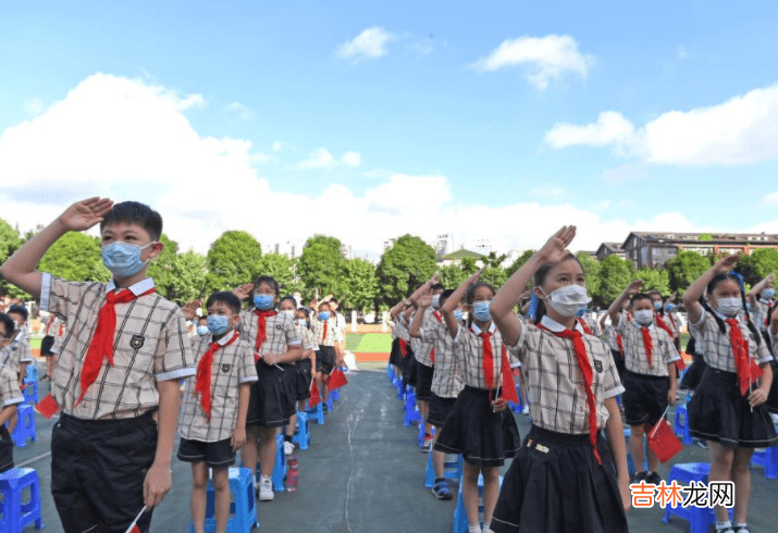 新教材封面被“连坐”,再次遭受家长的质疑,这届家长不好糊弄