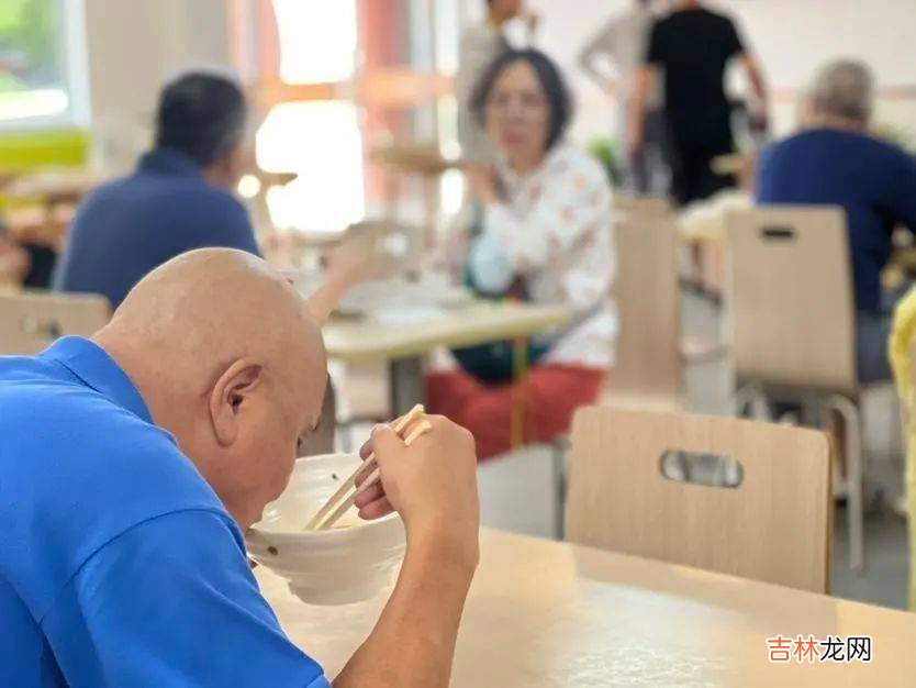 宝山首家！“AI智能无接触食堂”开业，让老年人享受便捷智能用餐生活