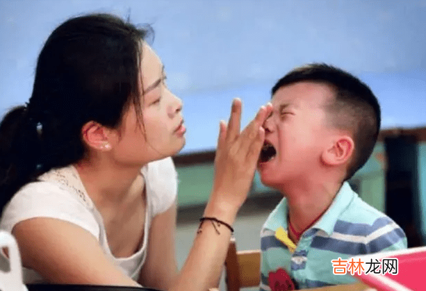 山东一幼师剪破多名学生口腔，视频证据让人愤怒，调查结果有反转