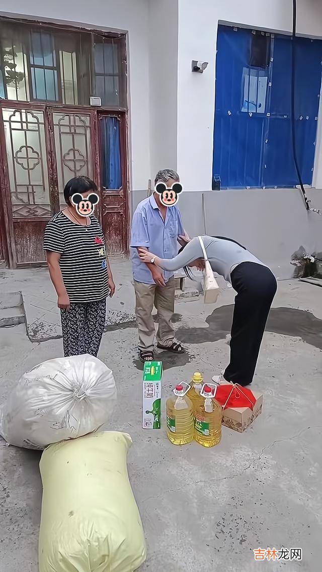公婆得知儿媳妇要回娘家，提前替她准备礼品，儿媳感动向他们鞠躬