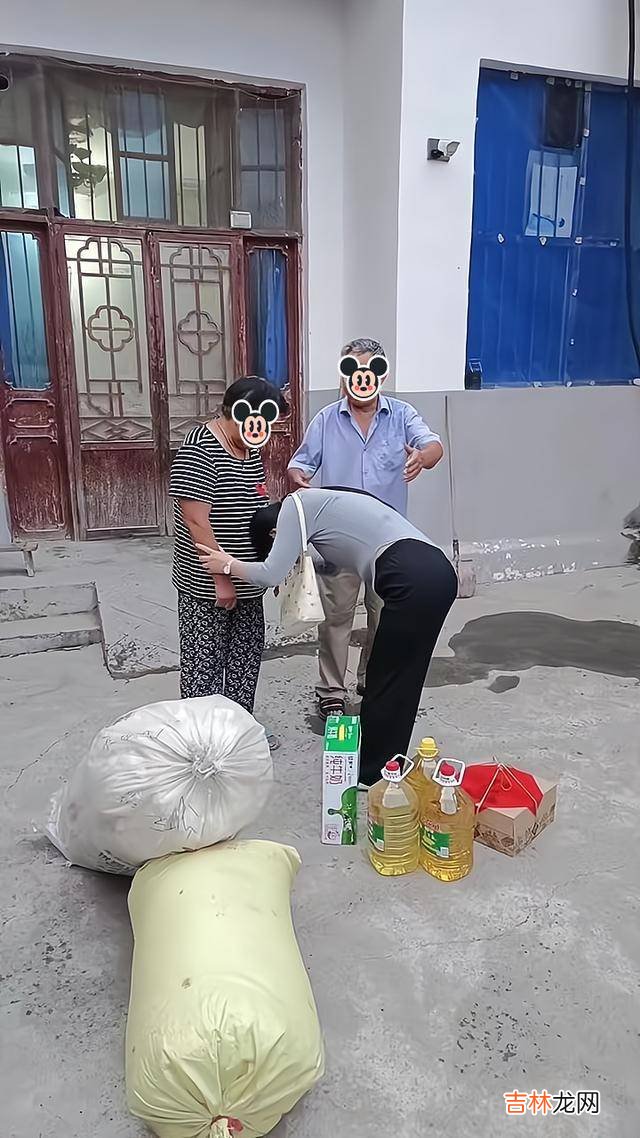 公婆得知儿媳妇要回娘家，提前替她准备礼品，儿媳感动向他们鞠躬