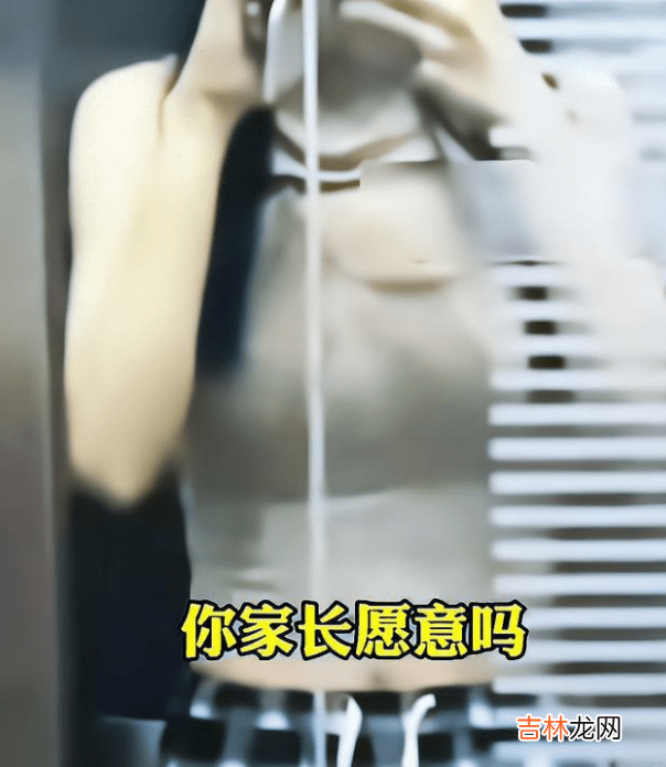 女孩穿露脐装被大妈质疑：大妈没有子女，只配穿罩袍