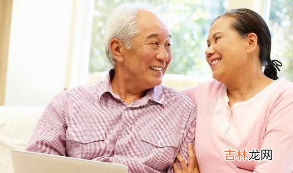 残疾父亲“爬行”送孩子上学,网友担心孩子会自卑。这想法好吗?