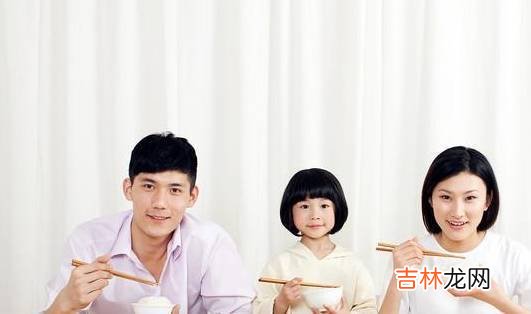 残疾父亲“爬行”送孩子上学,网友担心孩子会自卑。这想法好吗?