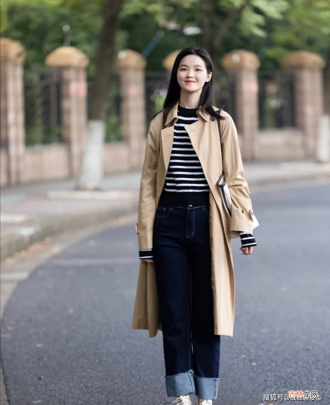 真正懂穿搭的女人，穿风衣时都喜欢搭配这三种内搭，优雅又显气质