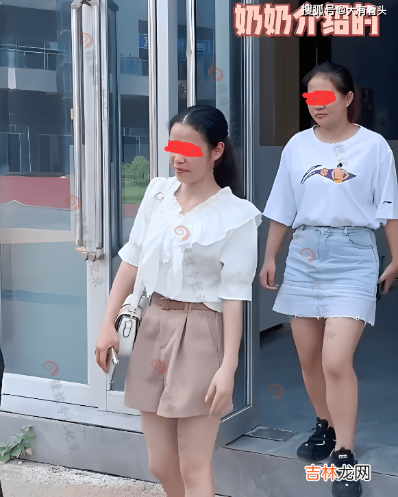 男子和3名女子同时相亲，亲友介绍不好推辞，网友：3个轮流沟通