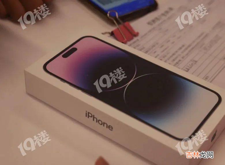 一天净赚几千？！iPhone14昨日首发！嘉兴某苹果店门口排起了长龙！有奶奶甚至带孙女赶到杭州买新手机！排队的不少是黄牛....