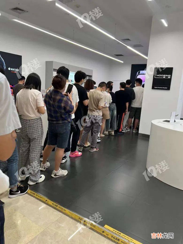 一天净赚几千？！iPhone14昨日首发！嘉兴某苹果店门口排起了长龙！有奶奶甚至带孙女赶到杭州买新手机！排队的不少是黄牛....