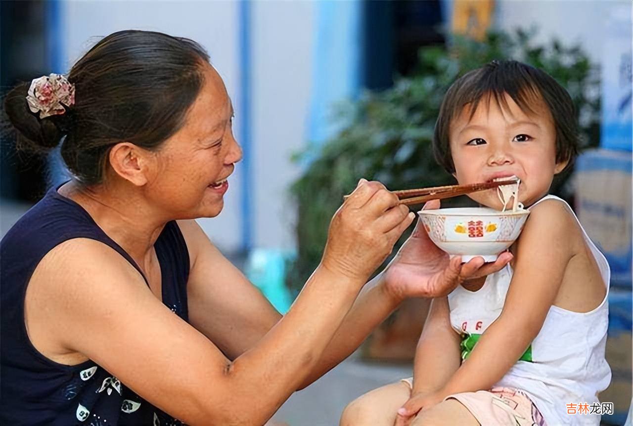 奶奶带的娃和姥姥带的娃，在以下方面差距大，明眼人一眼就能瞧出