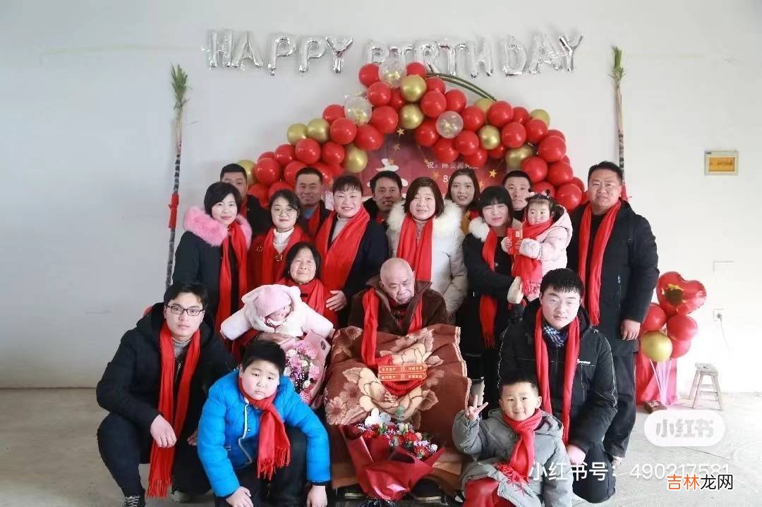 对话挂横幅庆祝上岸研究生:家人眼中我最棒,高调不是炫耀而是仪式感