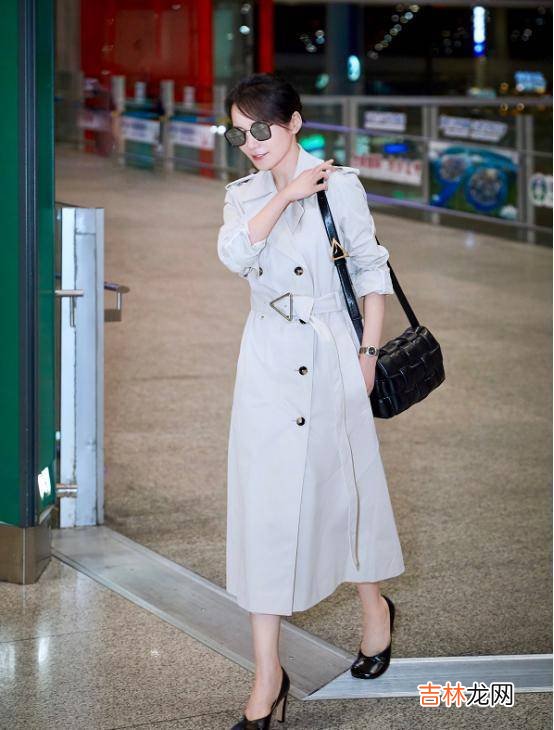 真正会穿的女人，秋天穿搭都首选风衣，看俞飞鸿就知道了