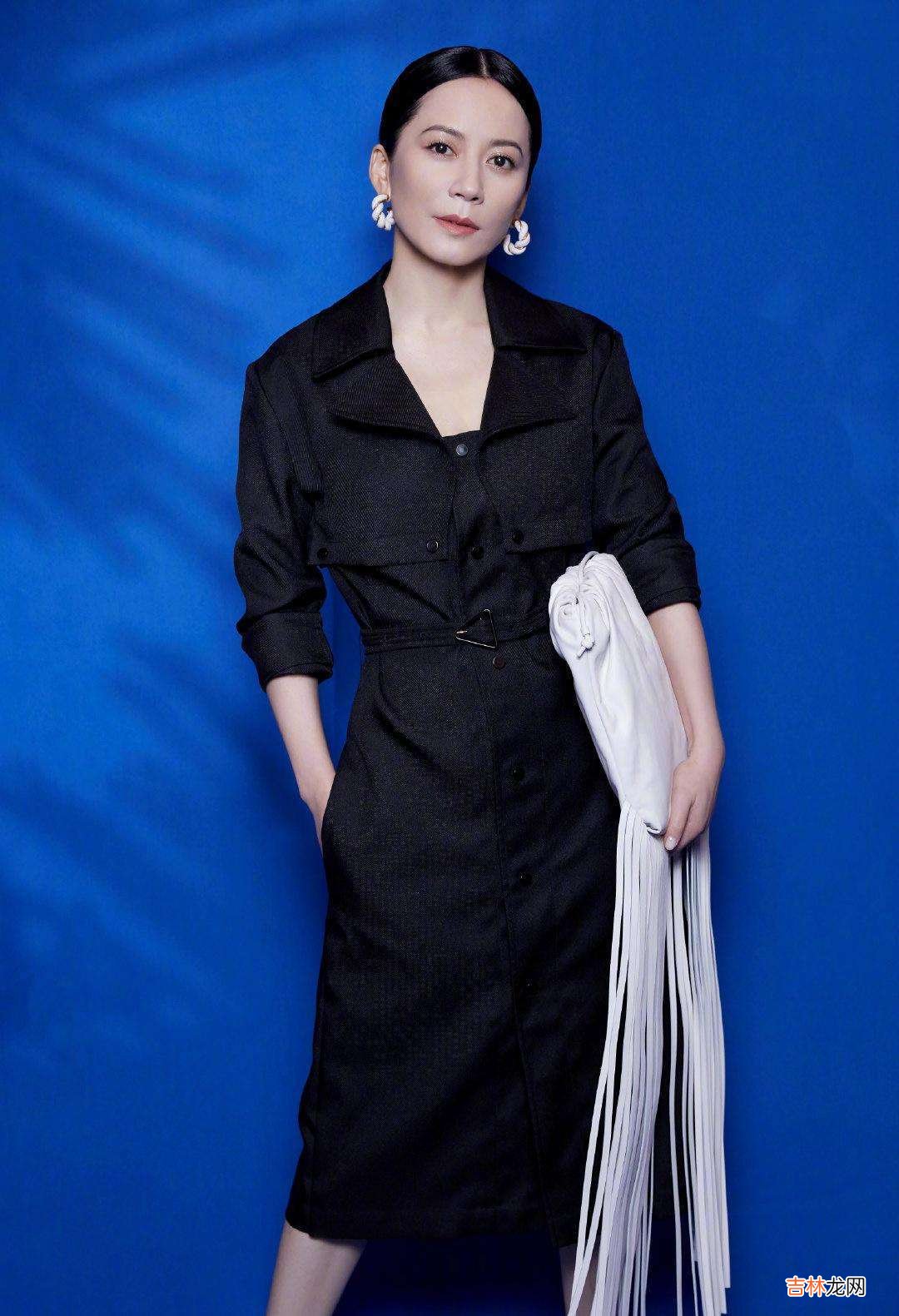 真正会穿的女人，秋天穿搭都首选风衣，看俞飞鸿就知道了