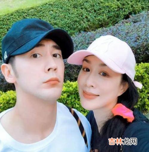 51岁钟丽缇直播健身，婆婆坐后排玩手机，全程“冷脸”不配合