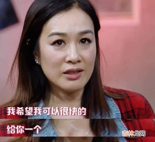 51岁钟丽缇直播健身，婆婆坐后排玩手机，全程“冷脸”不配合