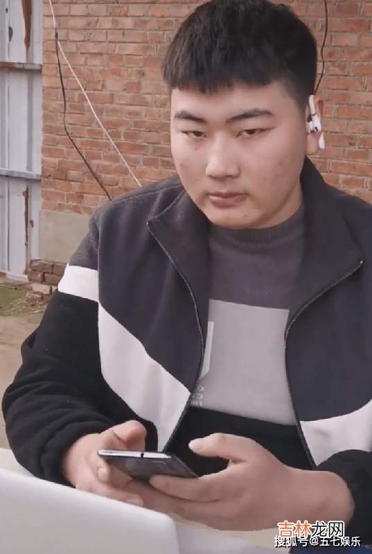 大衣哥儿媳疑似怀孕，家人陪同去医院做孕检，网友：小伟开窍了！