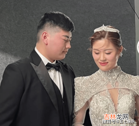 大衣哥儿媳疑似怀孕，家人陪同去医院做孕检，网友：小伟开窍了！