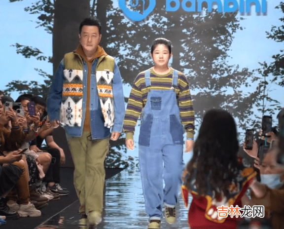 郭涛女儿罕见露面!身材丰腴脸蛋圆润,站台上嫌弃父亲翻白眼